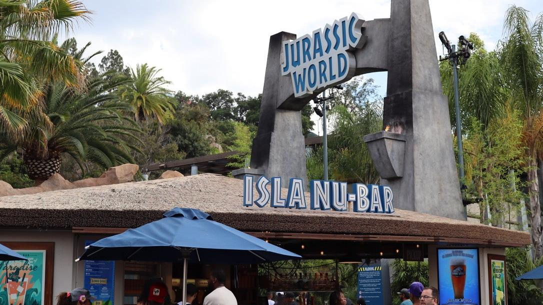 Isla Nu-Bar exterior at Jurassic World in Universal Studios