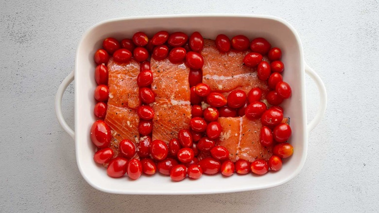 salmon with tomatoes, garlic, and olive oil