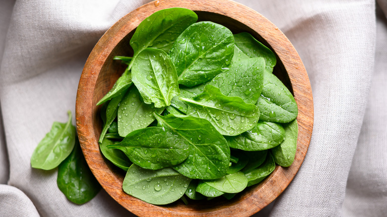 Spinach leaves in bowl