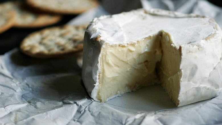 Soft cheese with crackers