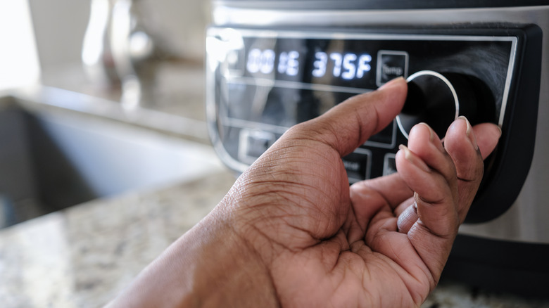 Setting temperature on air fryer