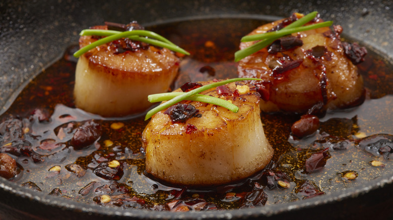 Scallops in spices and red chili sauce