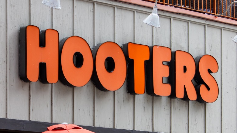 Hooters sign