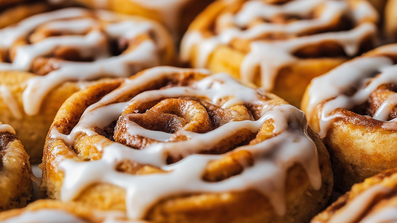 Cinnamon rolls with glaze