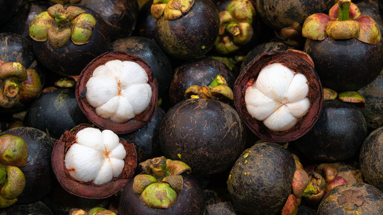 Peeled and unpeeled mangosteens