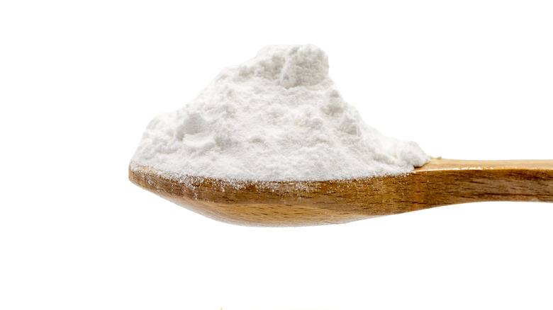 Cornstarch piled on wooden spoon