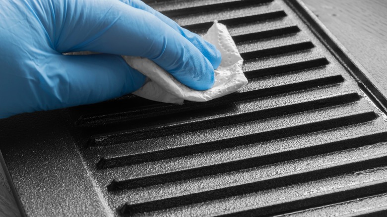 Re-seasoning cast iron griddle with paper towel