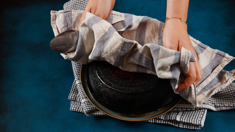 Dry cast iron cookware with towel