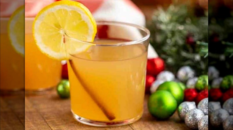 Hot Toddy cocktail with lemon slice