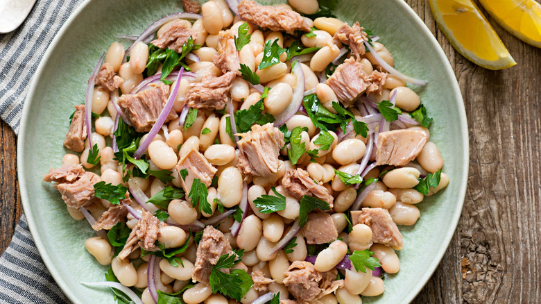 Tuna with beans and onions