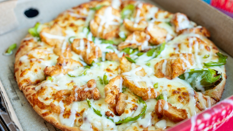 White sauce on chicken and pepper pizza