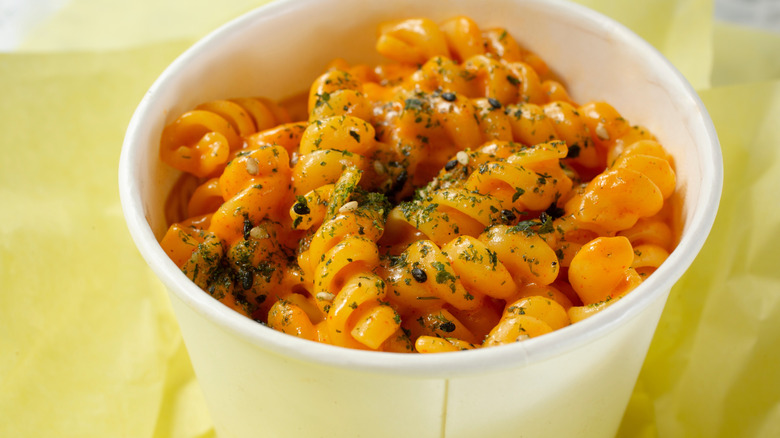 Macaroni and cheese in takeout container