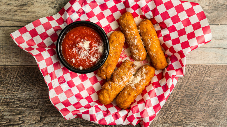 Mozzarella sticks with marinara in basket