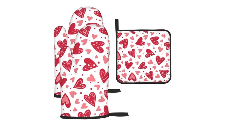 Valentine's Day Oven Mitts and Pot Holder Set