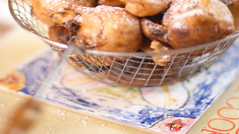 olliebollen in a wire basket