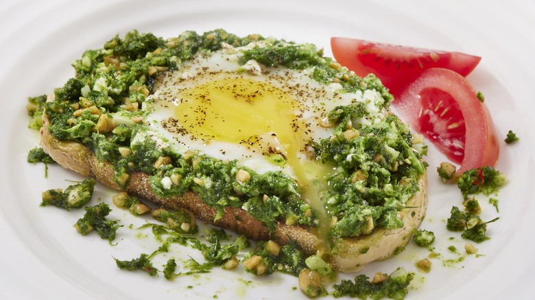 egg sandwich with pesto