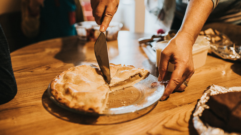 Apple pie being sliced