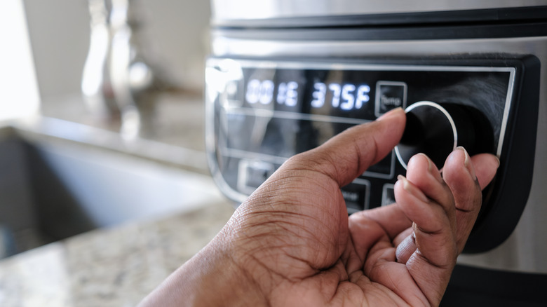 adjusting temperature on air fryer