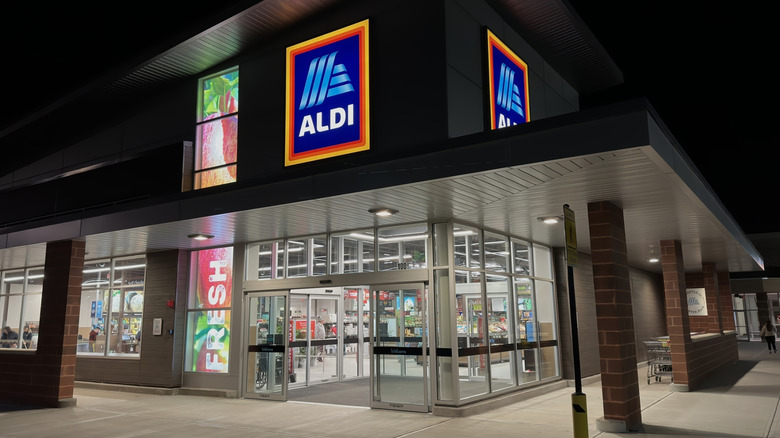 Aldi location at night