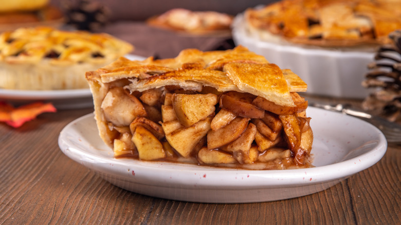 A slice of apple pie on a plate