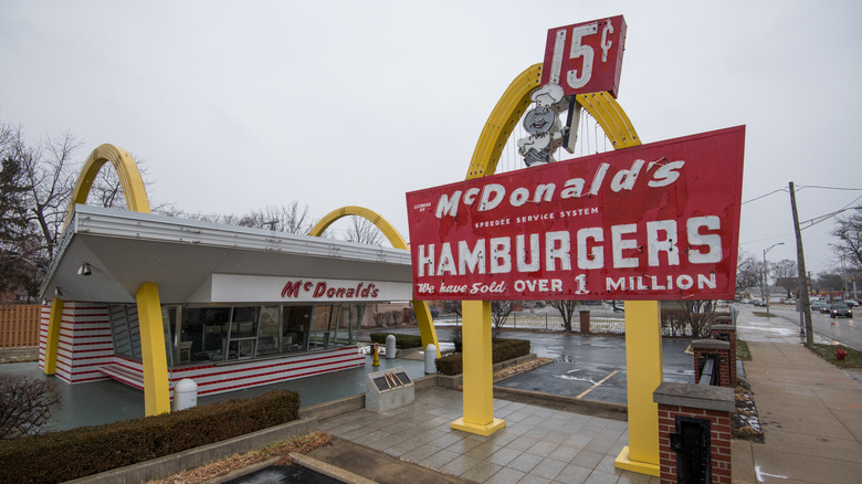 an exterior of an old-fashioned McDonald's from the 1950s with sign