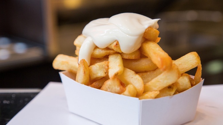 French fries with a dollop of mayonnaise on top in the manner popular in Belgium and the Netherlands