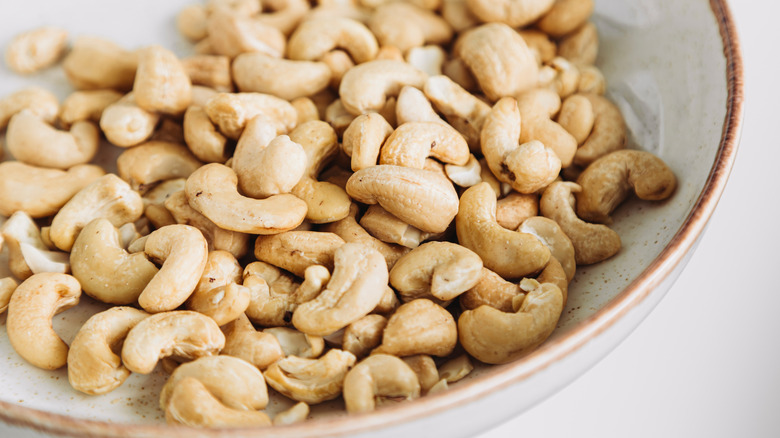 plain cashews in a bowl