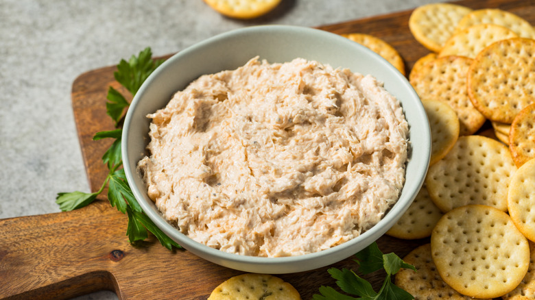 creamy crab dip with crackers