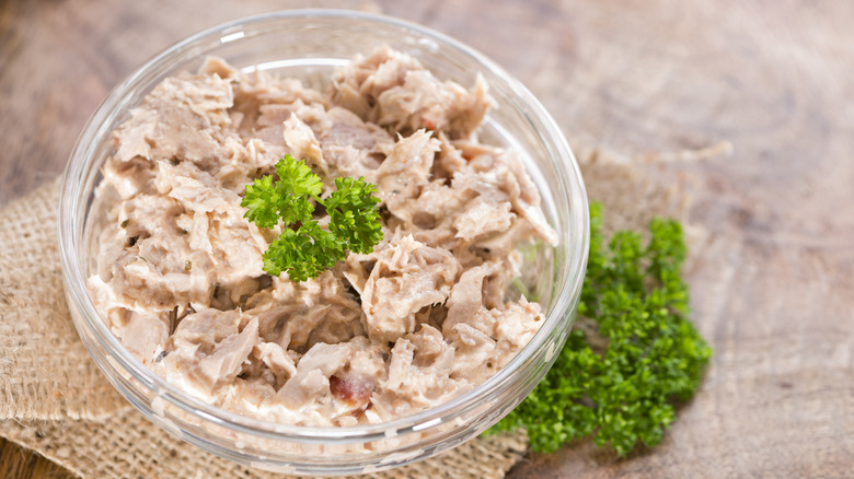 Clear bowl of tuna salad with garnish