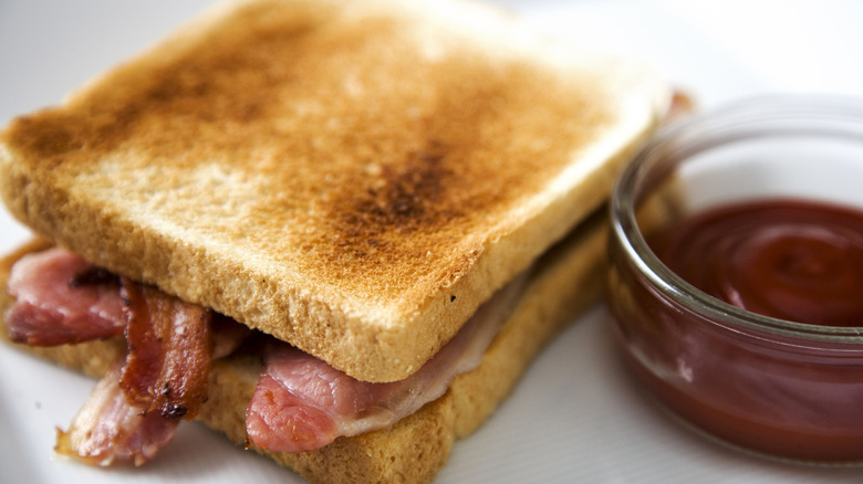 bacon sandwich with ketchup