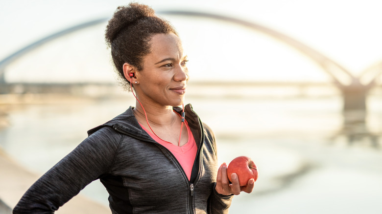 Athletic woman holding an apple