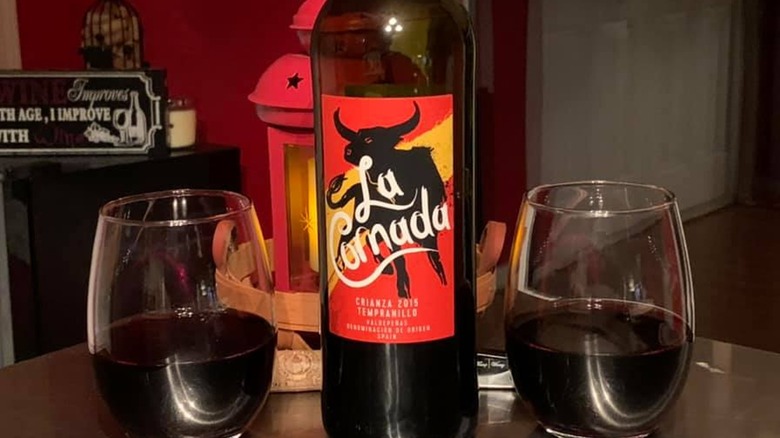 Bottle of La Cornada tempranillo and two glasses of wine