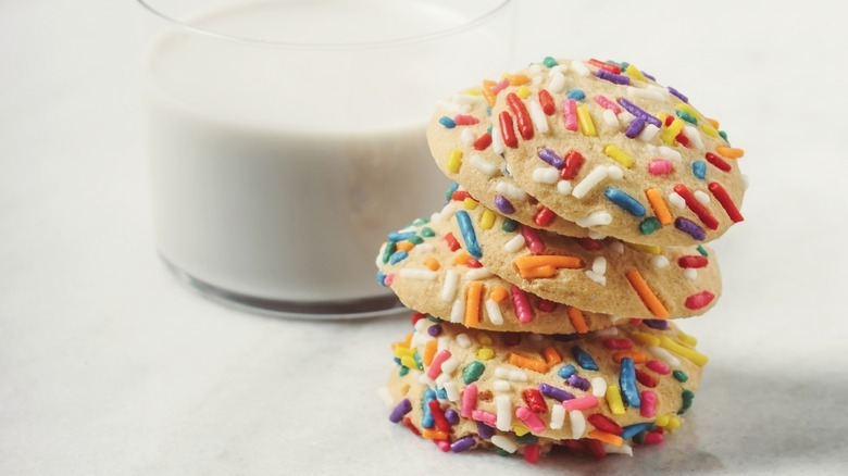 Confetti cookies with milk