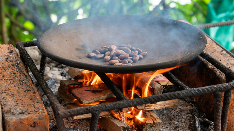 Traditional method to roast cacao beans