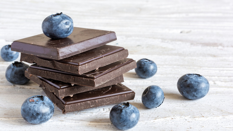 Dark chocolate and blueberries