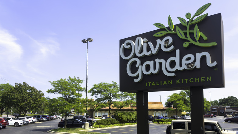 Outdoor shot of an Olive Garden sign