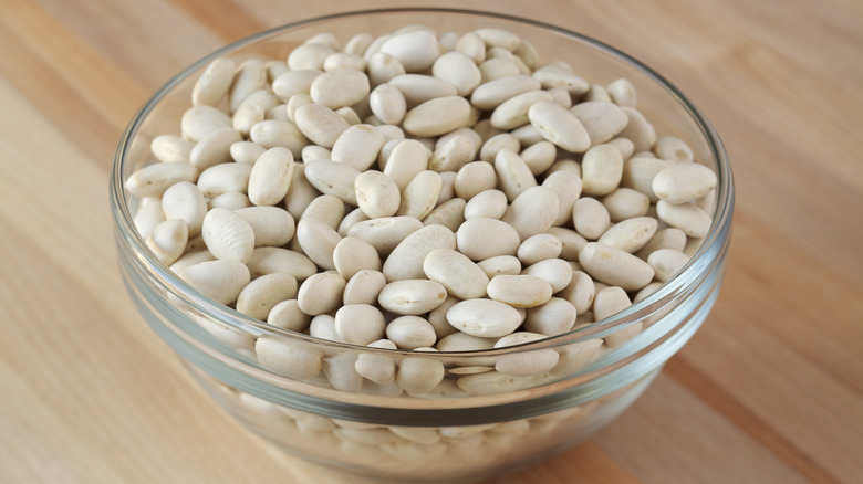 Cannellini beans in bowl