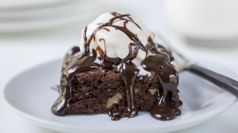 Brownie sundae with ice cream