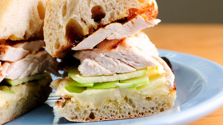 Chicken sandwich with sliced green apples