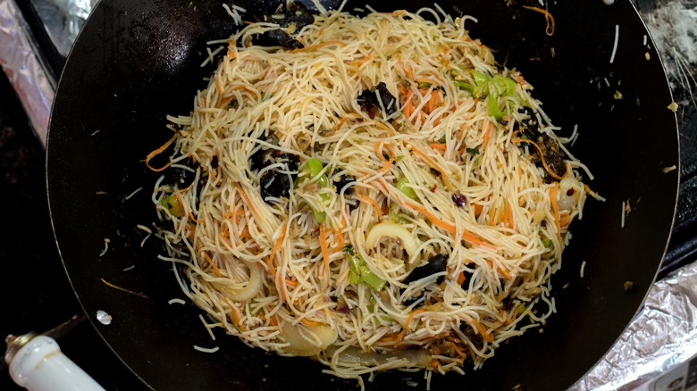 Lo mein in wok