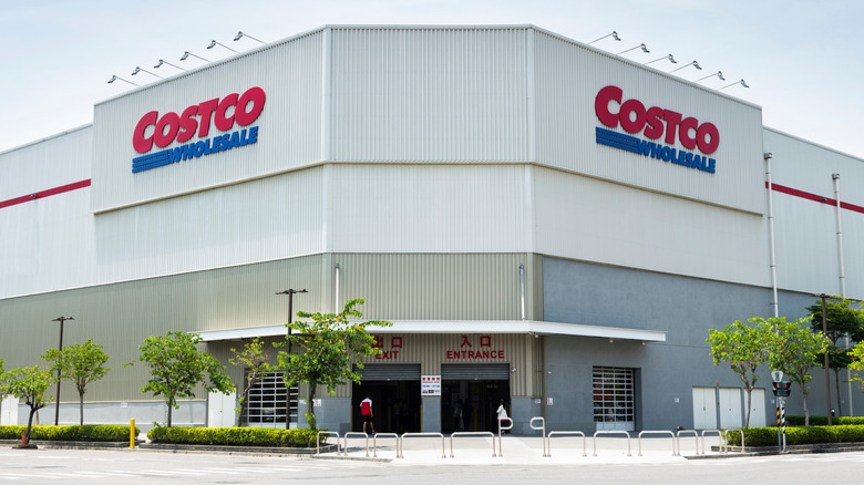 Taiwanese Costco entrance