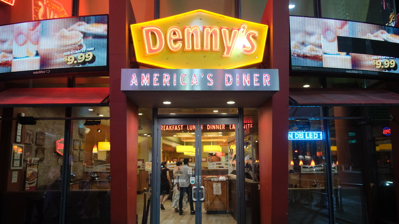 A Denny's exterior at night