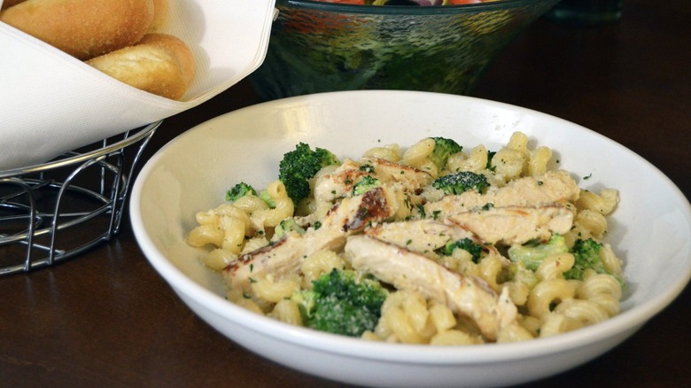 Pasta with chicken and broccoli