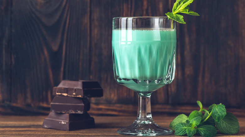 grasshopper cocktail with chocolate mint