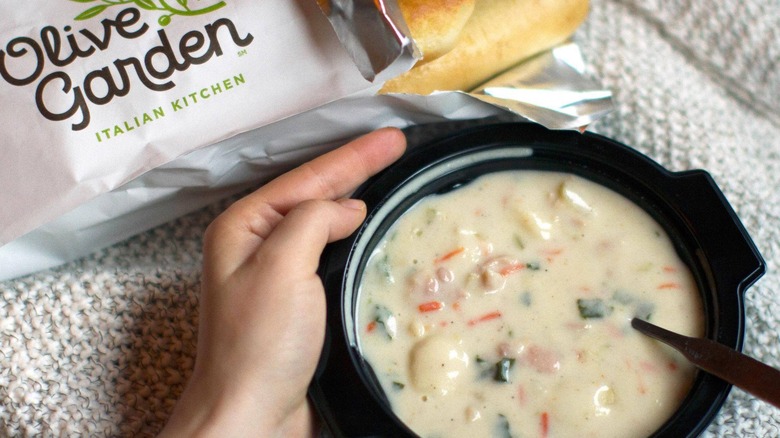 A tureen of Olive Garden soup with breadsticks