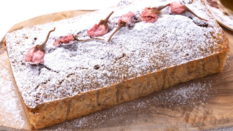 cake with powdered sugar decoration