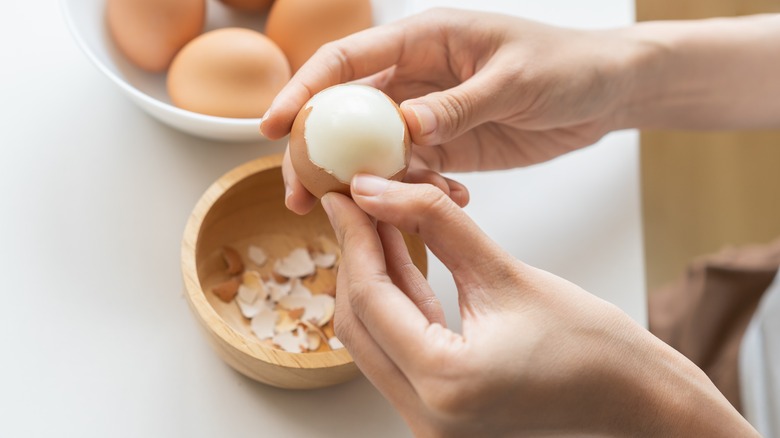 Peeling hard boiled eggs