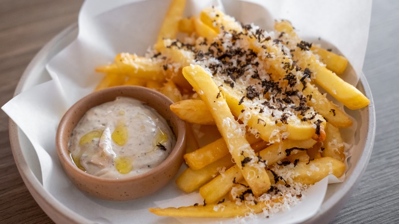 Truffle fries with aioli 