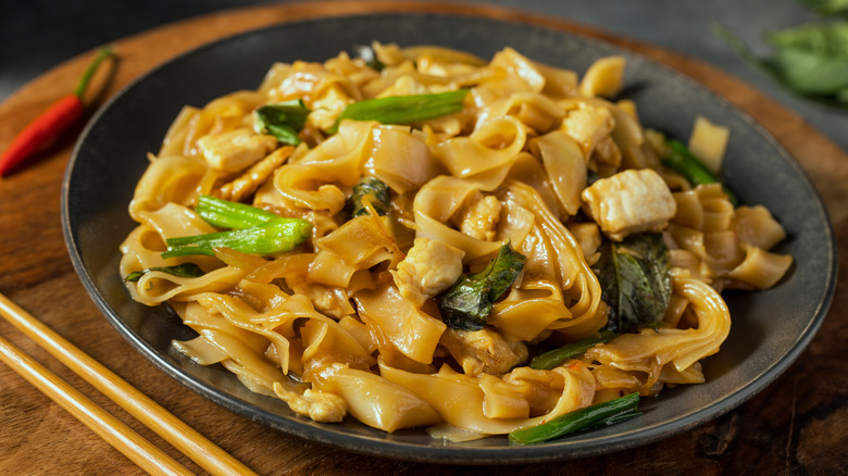 A plate of drunken noodles.