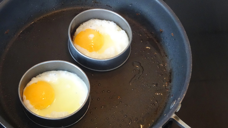 Fried eggs in ring molds